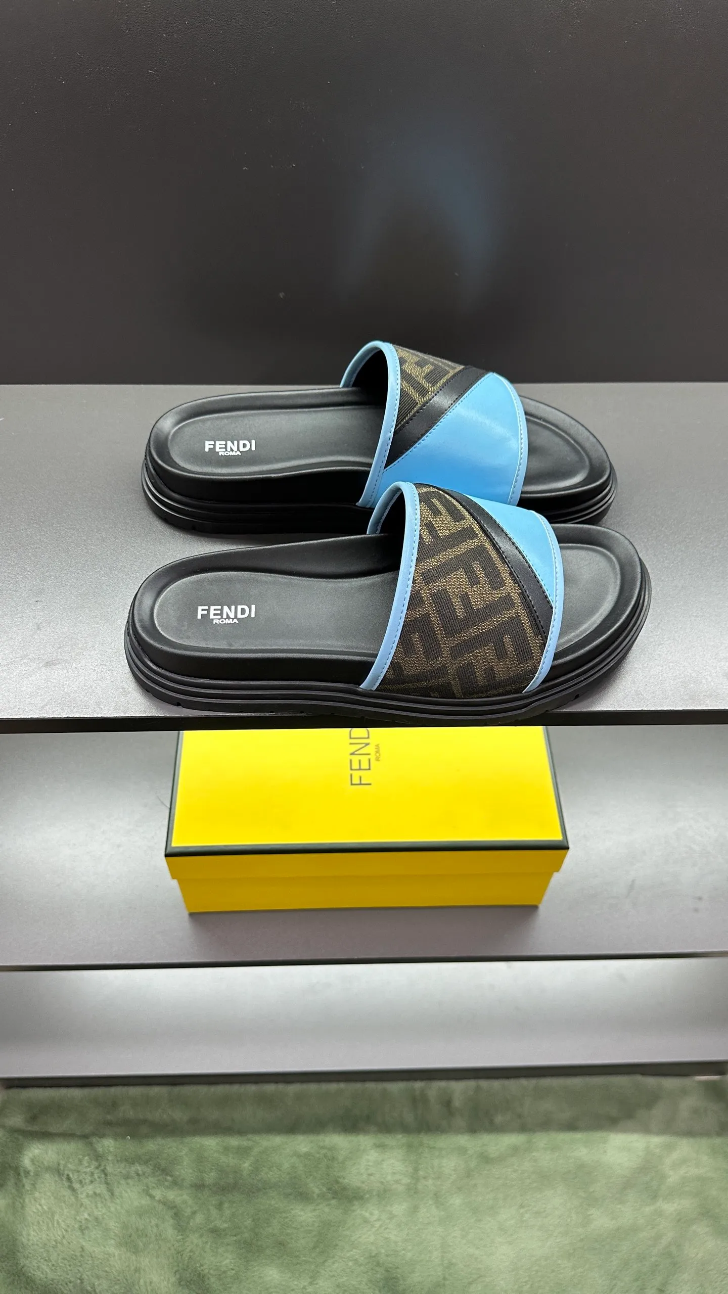 P300 [Fendi Slippers] High-end men's shoes brand, official website 1:1 latest masterpiece: original mold customization, fabrics made of imported original materials, upgraded outsole, lighter and non-slip. The market's top quality, simple yet tasteful, a must-have for fashionistas, fashionable at your feet, full of confidence, the same style at the counter 👍The season of summer slippers is here. Code: 38-45, 46 order